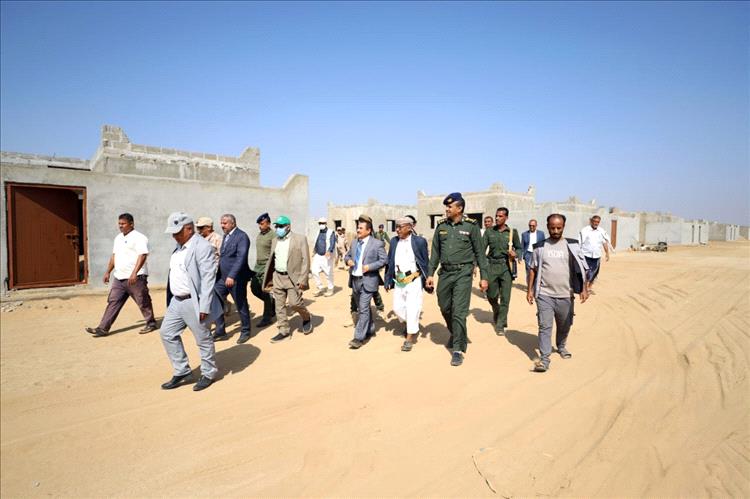 محافظ حجة يتفقد سير العمل في مشروع إنشاء 232وحدة سكنية للنازحين بميدي