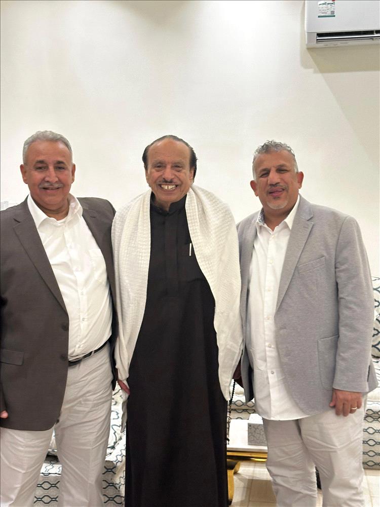 قيادات سياسية تزور اللواء ناصر منصور هادي وتطمئن على صحته