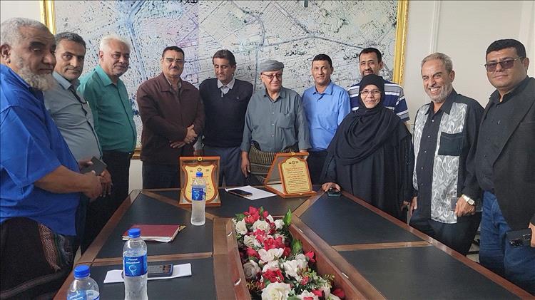 مدير عام المنصورة يكرم "مديرة" و"إدارة" ثانوية الفقيد أحمد حامد خليفة