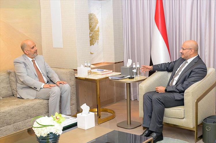 عضو مجلس القيادة طارق صالح يؤكد أهمية تعزيز الاستقرار المالي وتنمية الإيرادات