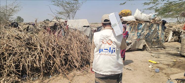 مؤسسة "تراحم" الإنسانية توزع تمور لـ(50) أسرة بزنجبار أبين