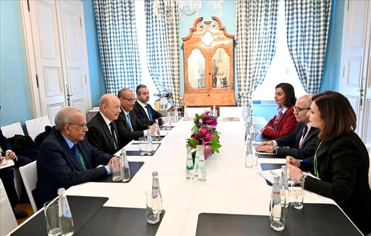 رئيس مجلس القيادة الرئاسي يلتقي نواف سلام ويؤكد دعم اليمن لمؤسسات الدولة اللبنانية