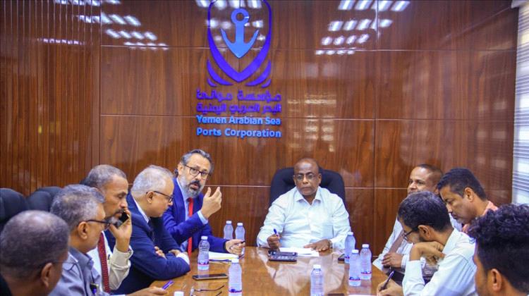 الرباكي يترأس اجتماعاً موسعاً بميناء المكلا مع الوكالات الملاحية