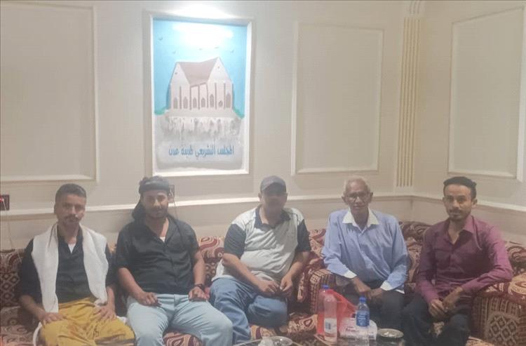 رئيس مكون مجلس أبناء عدن بالشيخ عثمان في زيارة مروان انجلان رئيس المجلس التشريعي العدني