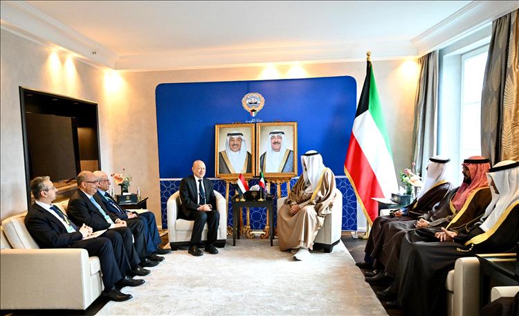 رئيس مجلس القيادة يبحث ورئيس الوزراء الكويتي العلاقات الثنائية والدعم المطلوب للحكومة الجديدة