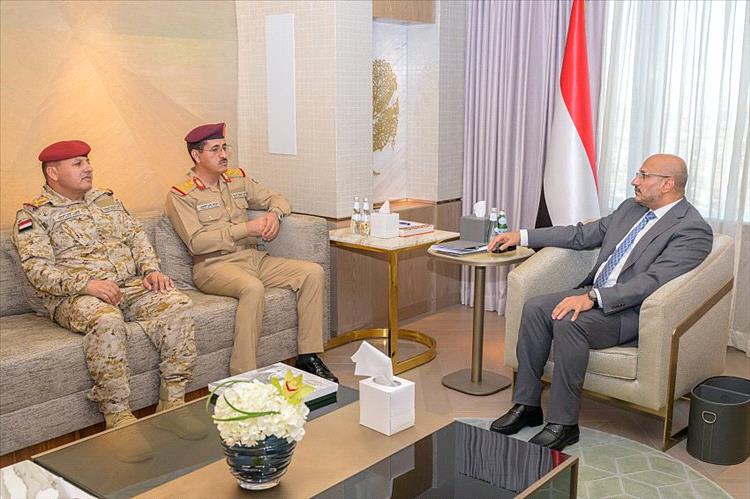 طارق صالح يستعرض مع وزير الدفاع أولويات المرحلة وسبل تعزيز البناء المؤسسي للقوات المسلحة