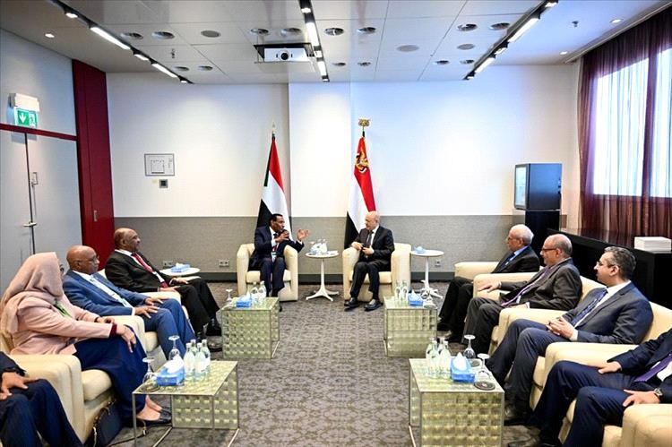 رئيس مجلس القيادة يجدد موقف اليمن الثابت والداعم لوحدة السودان وسيادته وسلامة أراضيه