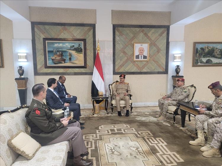 وزير الدفاع يبحث مع القائم بأعمال السفارة الأمريكية تعزيز التعاون الثنائي وبناء القدرات المؤسسية