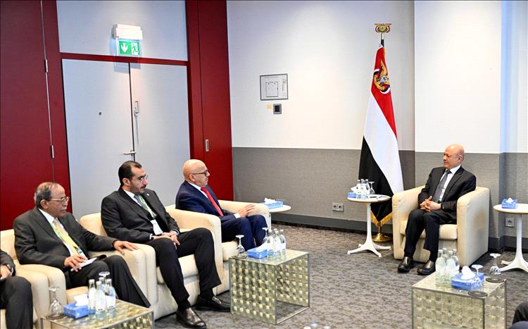 رئيس مجلس القيادة يؤكد اهمية الزخم الخليجي لبناء مؤسسات الدولة وإنهاء الانقلاب