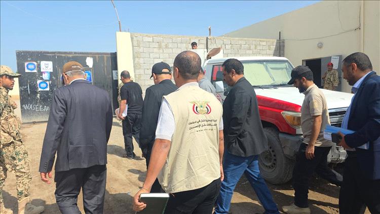اللجنة الوطنية للتحقيق تعاين (4) سجون ومراكز احتجاز في مديريتي حيس والخوخة بمحافظة الحديدة