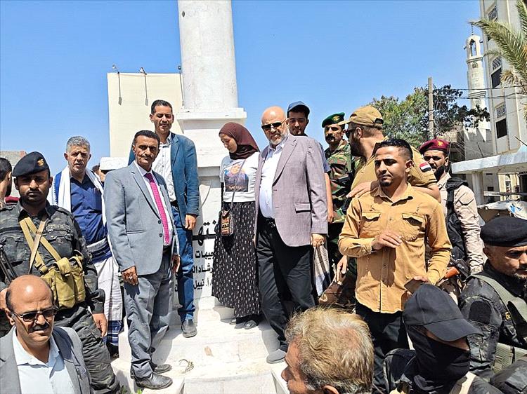 محافظ تعز يدشن مشاريع سفلتة شوارع المدينة والعمل بمجسم الشهيد "افتهان "