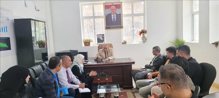 وكيل أول محافظة تعز يطلع على سير عمل صندوق النظافة والتحسين والموارد المائية