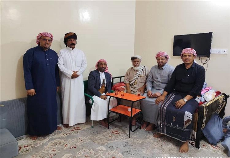 ​الشيخ بن حريز يطمئن على صحة الشخصية الاجتماعية المقدم مبارك بامزيود الحامدي