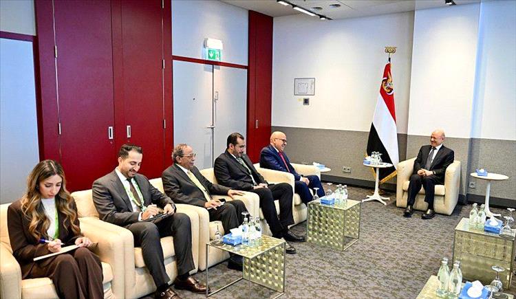 رئيس مجلس القيادة يؤكد اهمية الزخم الخليجي لبناء مؤسسات الدولة وإنهاء الانقلاب