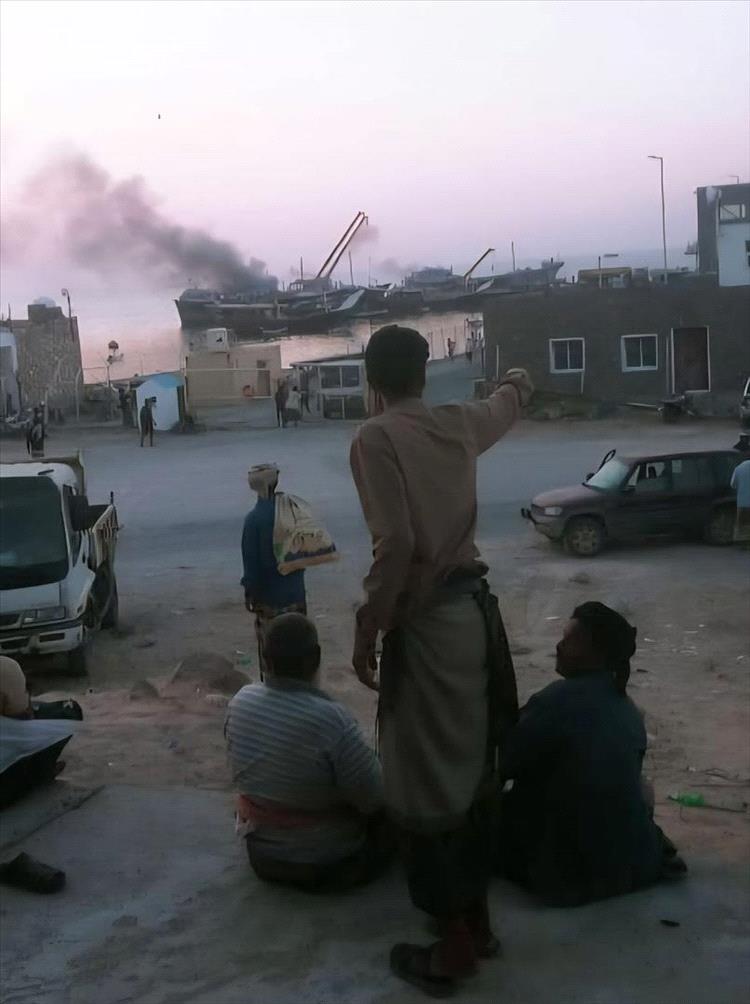 اندلاع حريق في سفينة شحن بميناء سقطرى واستنفار لإخماده