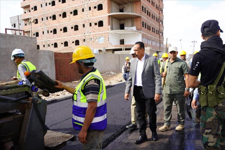 وزير الاشغال العامة والطرق يدشن انطلاق أعمال إسفلت طريق التقنية - إنماء