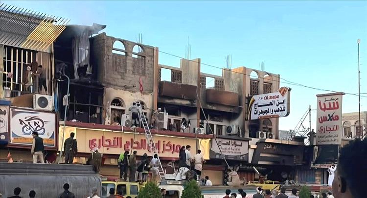 الوزير الأشول يجري اتصالًا بمالك مركز ابن الحاج التجاري ويعزي بضحايا الحريق في مأرب