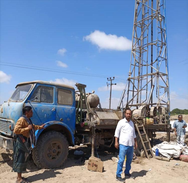 مدير مكتب الهيئة العامة للموارد المائية بأبين يقوم بتفقد مشروع مياه شرب قرية المسيمير خنفر
