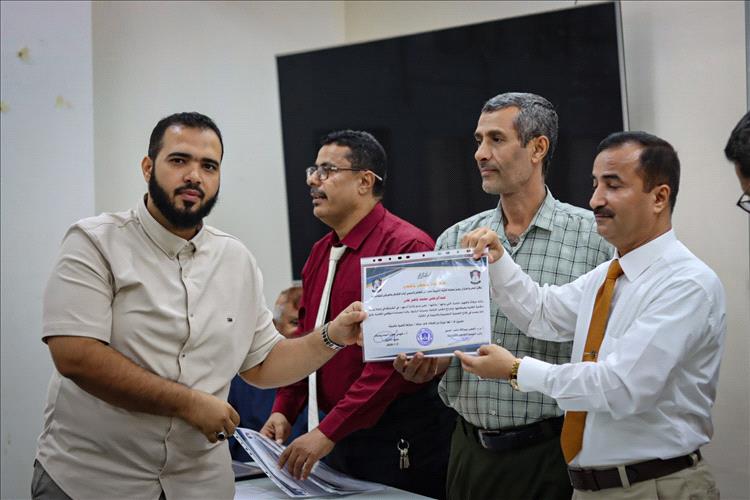 تقديرًا لجهودهم في تطوير المكتبة.. كلية التربية عدن تكرم عدداً من الطلاب