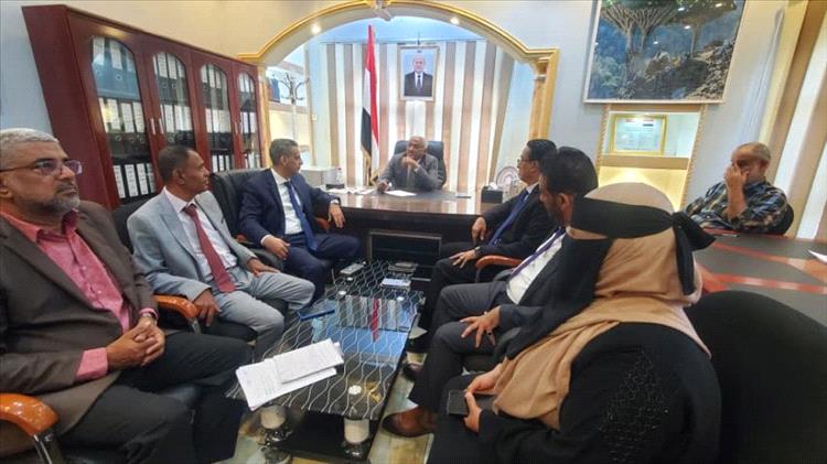 وزير الإدارة المحلية يترأس اجتماعاً موسعاً بقيادة وموظفي الوزارة في عدن