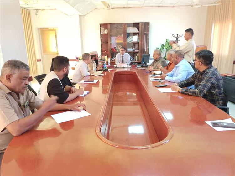 مدير عام مكتب الصحة بلحج يلتقي بمؤسسة يمان ويناقش مع المديريات المستهدفة الصعوبات والتحديات التي تواجه عمل المؤسسة