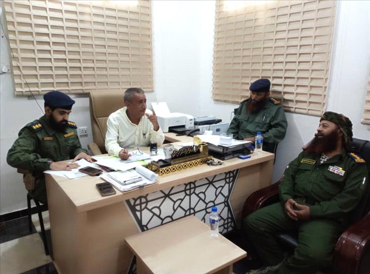 القاضي علي الحريري يقود نزولًا ميدانيًا إلى إدارة أمن تبن وقسم شرطة الفيوش ويؤكد: لا حبس إلا في القضايا الجنائية