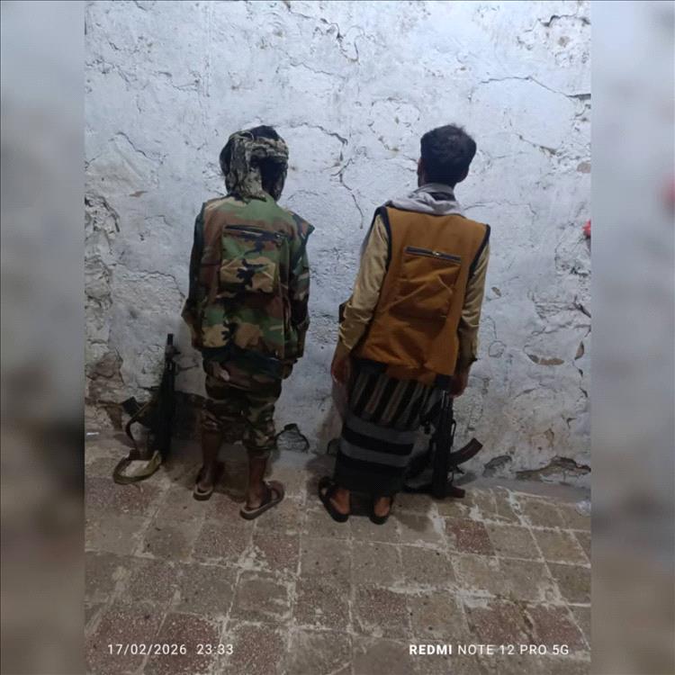 حملة أمنية تنهي نقاطًا غير قانونية وتضبط أسلحة مسلحين في المحفد بأبين