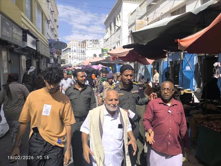 مدير مركز شرطة المكلا و مدير مكتب الاشغال بمنطقة المكلا يدشنون حملة تنظيم الأسواق الشعبية