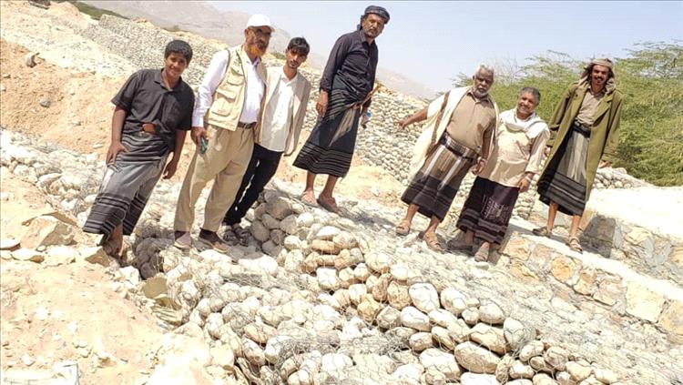 مدير عام المنطقة الفرعية لمشروع الأشغال العامة ومدير عام المديرية يقومان بزيارة تفقدية لقناتي القطاط والعادية في وادي ميفعة