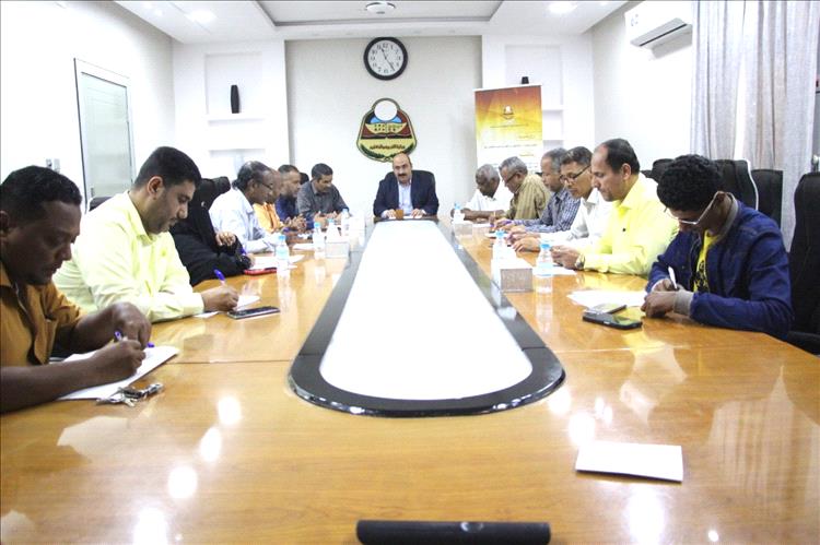 اللجنة الفرعية للاختبارات بمكتب تربية حضرموت الساحل تعقد اجتماعها الدوري لمناقشة الإعداد والتحضير لاختبارات شهادة الثانوية للعام الحالي