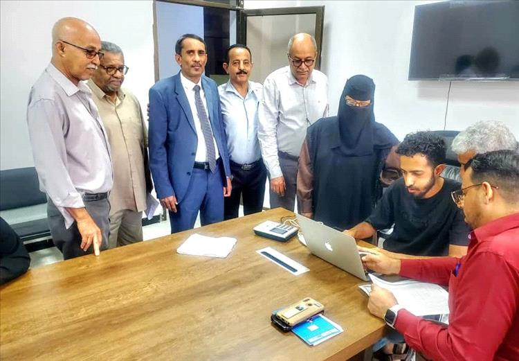 الوكيل الغتناني يدشن نظام البصمة الإلكترونية في المجمع الزراعي بعدن
