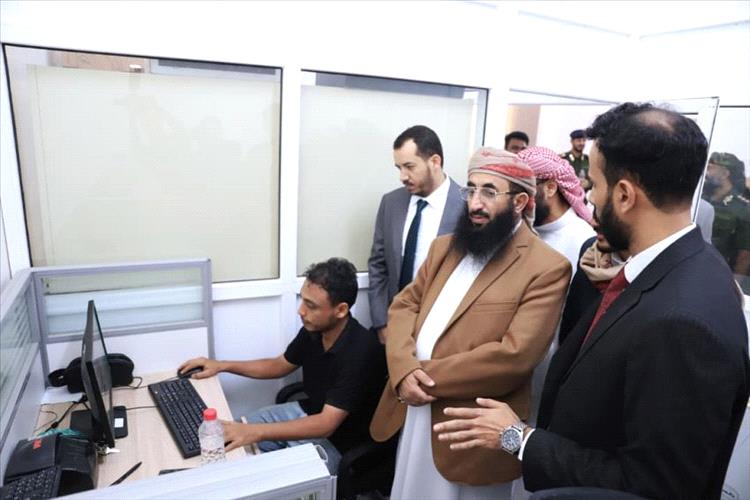 وزير الأوقاف والإرشاد يتفقد سير العمل في قطاعات الوزارة بعدن