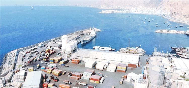 سائقو المقطورات في ميناء المكلا يرفعون شكوى لمحافظ حضرموت مطالبين بتنظيم آلية التحميل