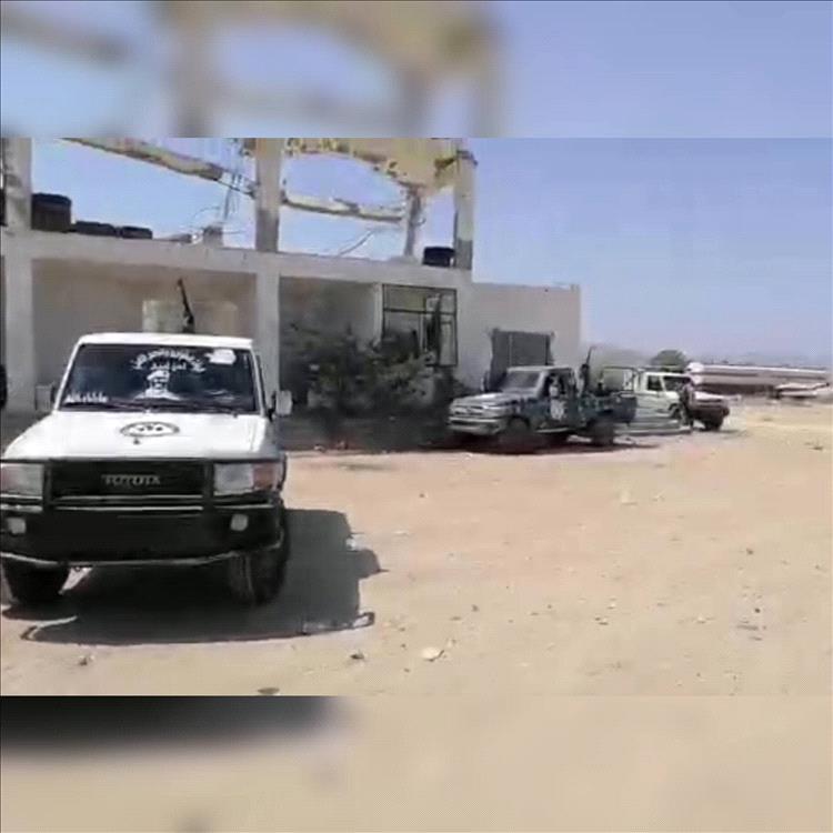 حملة أمنية تنهي نقاطًا غير قانونية وتضبط أسلحة بحوزة مسلحين في المحفد بأبين