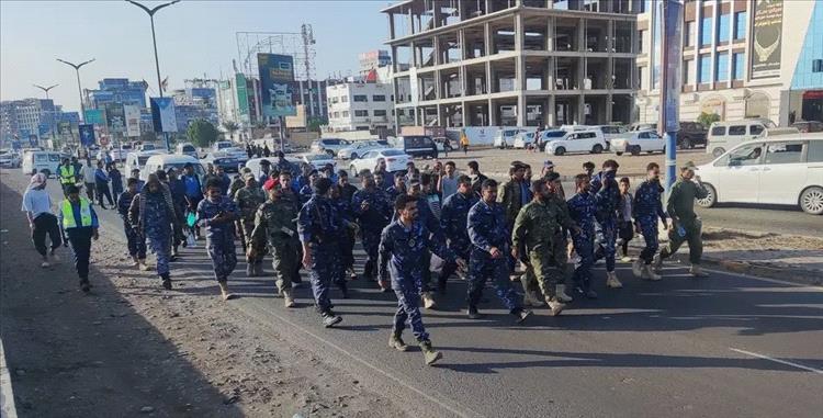 مسيرة سلمية لمنتسبي أمن عدن خريجو بلحاف للمطالبة بصرف مرتباتهم