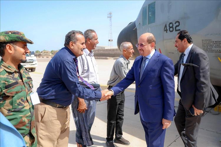 حضور ميداني ورسائل حسم… رئيس الوزراء يقود العمل الحكومي من العاصمة المؤقتة