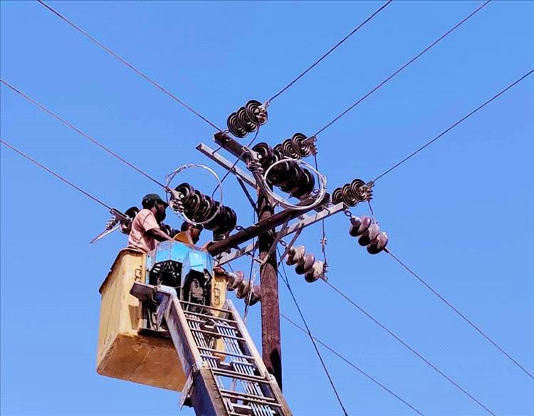 مؤسسة كهرباء ساحل حضرموت تواصل تحسين شبكة التيار الكهربائي بمدينة بروم