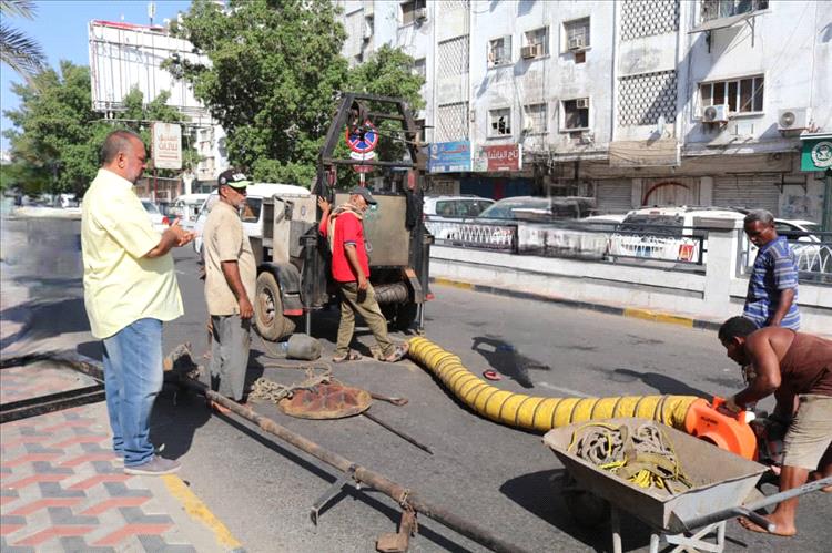 مؤسسة مياه عدن تواصل حملات صيانة شبكات الصرف الصحي في عدد من المديريات وتواجه عوائق في خورمكسر