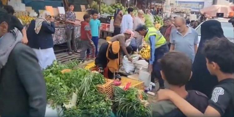 شرطة المرور تبدأ بإزالة البسطات المخالفة من شوارع المدينة