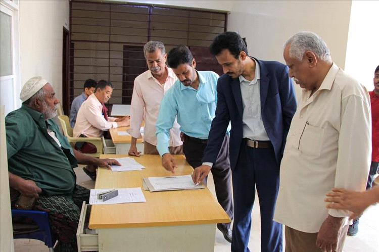 وكيل حضرموت يُجري جولة ميدانية مفاجئة على المرافق الخدمية في أول أيام رمضان لضبط الأداء الوظيفي