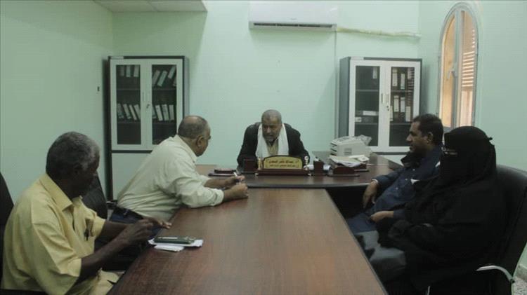 وكيل محافظة أبين ومدير الخدمة المدنية يتفقدان سير العمل في هيئة مستشفى الرازي والمرافق الحكومية بخنفر