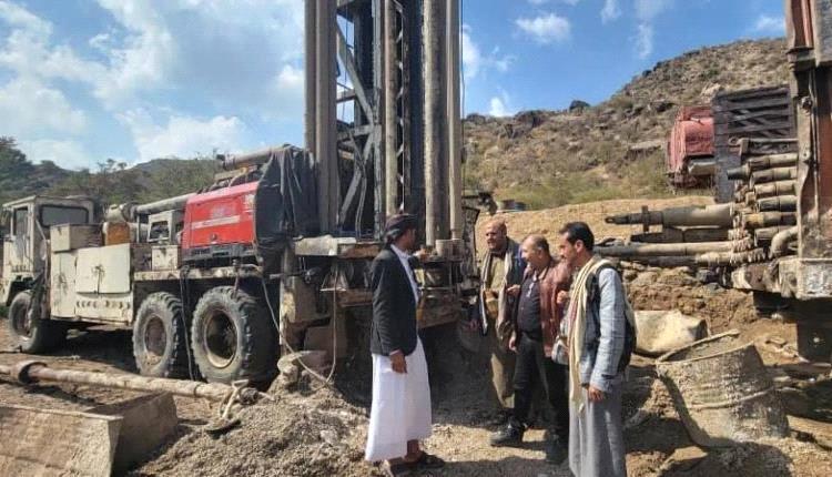 الحوثيون يعطّلون مشاريع خدمية في خمس محافظات يمنية