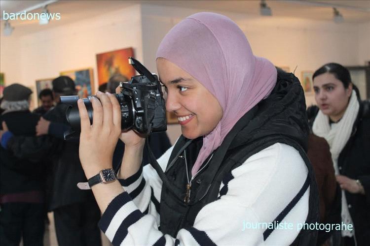 بين انحناءة الحرف وسطوة اللون: درة بن سعيد ترسم للوردية فجرها الرمضاني