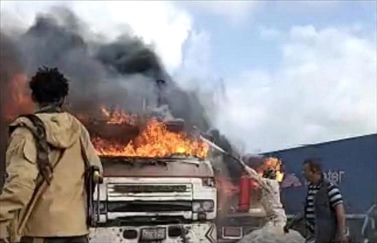 وفاة ثلاثة أشخاص جراء انقلاب قاطرة على دراجة نارية في الحديدة