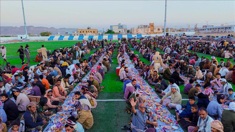 شبوة.. السلطة المحلية وقيادة القوات المشتركة للتحالف العربي تقيمان مأدبة إفطار