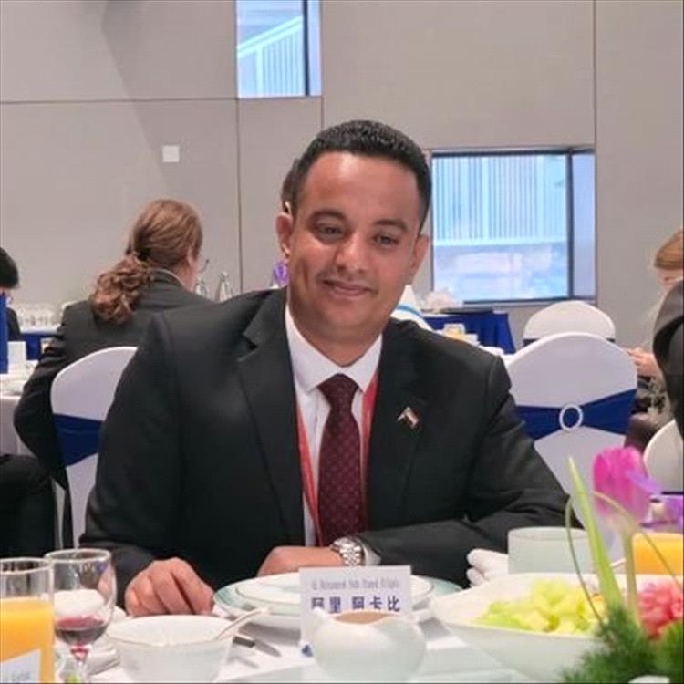 صحفي يطالب بإجراءات حازمة لضبط خطاب المسؤولين وحماية سيادة اليمن ووحدته