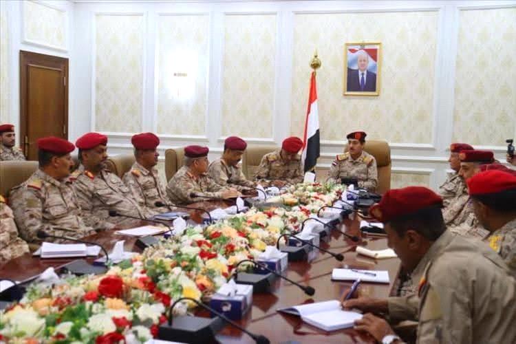 وزير الدفاع يناقش خطط التطوير ويؤكد تعزيز الانضباط والحوكمة الإلكترونية