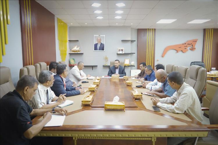 محافظ عدن يمنح الجهات المختصة مهلة أسبوع لإنهاء أزمة الغاز