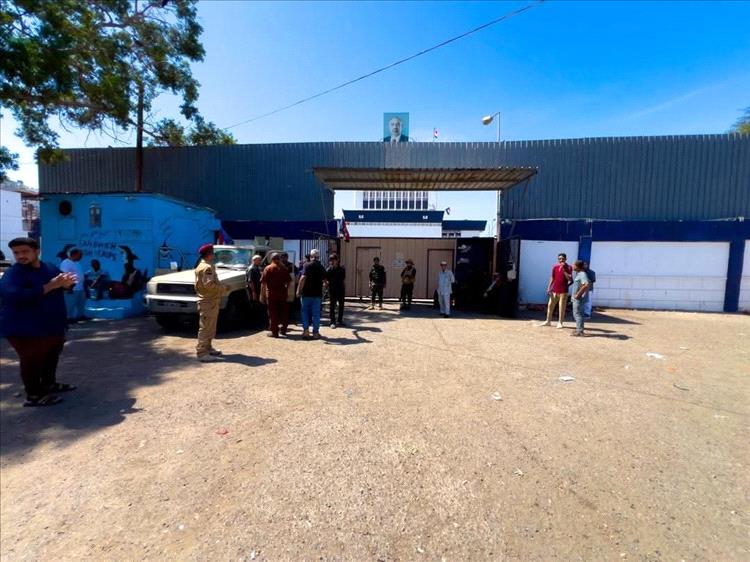 عاجل : الحكومة تستعيد مبنى الجمعية العمومية.. إغلاق مقر المجلس الانتقالي المنحل في عدن للمرة الثانية