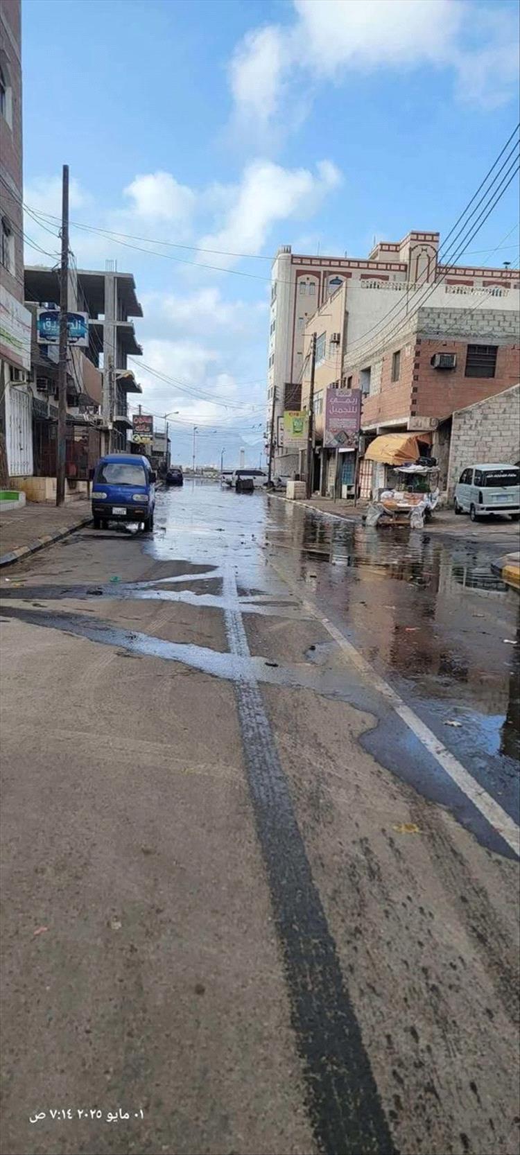 طفح مجاري مستمر منذ ثلاثة أيام في شوارع بالعاصمة المؤقتة عدن يفاقم معاناة السكان خلال رمضان